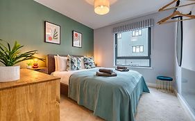Summer Special Offer!! 2-Bedroom Cosy, Spacious, Stylish & Modern City Apartment, Prime Location! Sleeps 6, Southampton Ocean Village - By Blue Puffin Stays